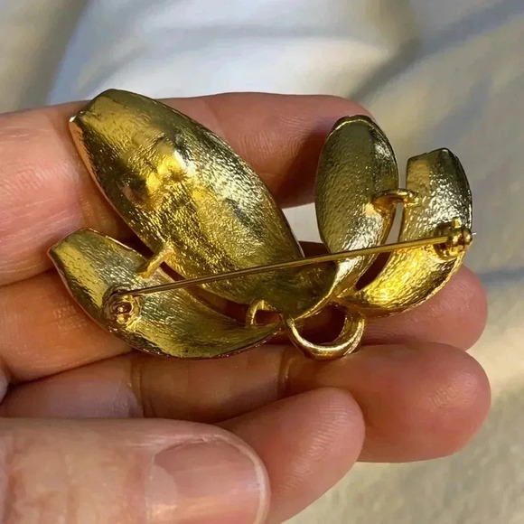 Vintage 1960s gold tone pin /brooch, leaf motif - Picture 3 of 9